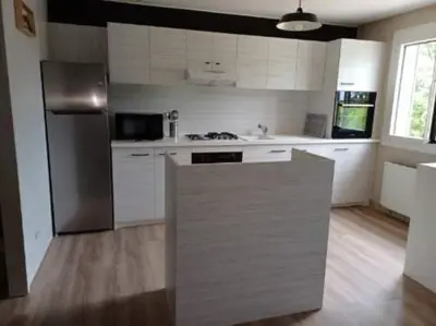 Cuisine ou kitchenette dans l'établissement Villa avec piscine au calme à la campagne
