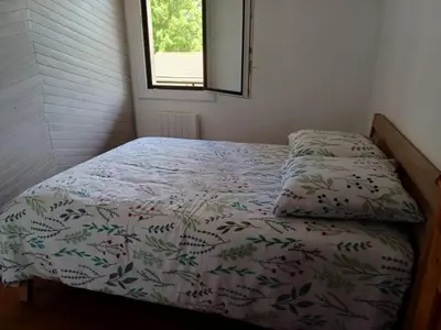 Un ou plusieurs lits dans un hébergement de l'établissement Villa avec piscine au calme à la campagne