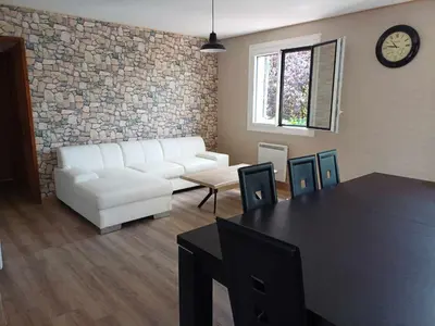 Coin salon dans l'établissement Villa avec piscine au calme à la campagne