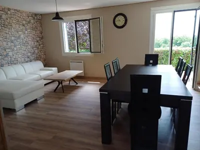 Coin salon dans l'établissement Villa avec piscine au calme à la campagne