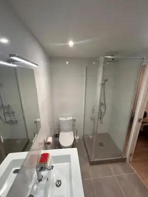 Salle de bains dans l'établissement Le Premeaux, au cœur des vignes