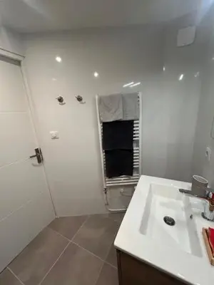 Salle de bains dans l'établissement Le Premeaux, au cœur des vignes
