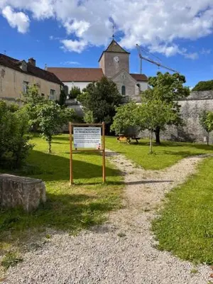 Jardin de l'établissement Le Premeaux, au cœur des vignes