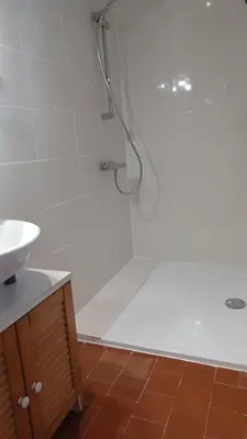 Salle de bains dans l'établissement Bel Appartement Fonctionnel,2 grandes chambres separer plus un bz,WI FI,Clim