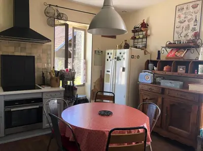 Cuisine ou kitchenette dans l'établissement La maison Villecharny