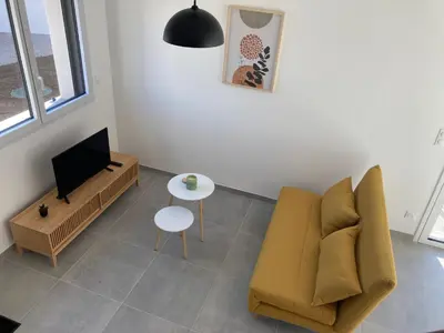 Télévision ou salle de divertissement dans l'établissement Le gîte de la fontaine - le corbeau