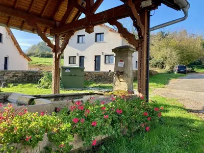 Jardin de l'établissement Le gîte de la fontaine - le corbeau