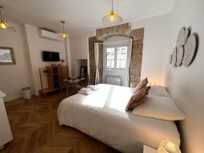 Un ou plusieurs lits dans un hébergement de l'établissement Le Comte - Heart of Dijon - With AC