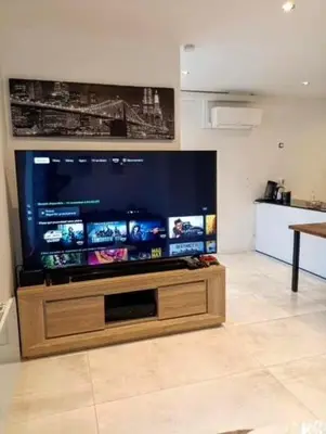 Télévision ou salle de divertissement dans l'établissement La chambre des petits voyageurs