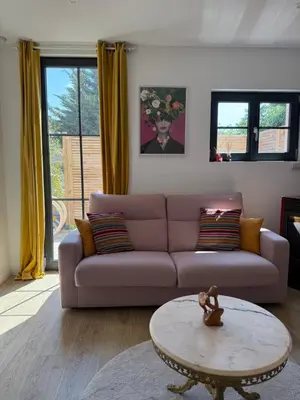 Coin salon dans l'établissement Maison avec Jacuzzi privé
