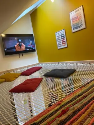 Télévision ou salle de divertissement dans l'établissement Maison avec Jacuzzi privé