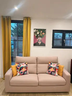 Coin salon dans l'établissement Maison avec Jacuzzi privé