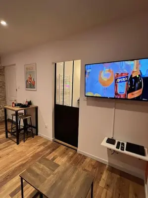 Télévision ou salle de divertissement dans l'établissement Le Spritz