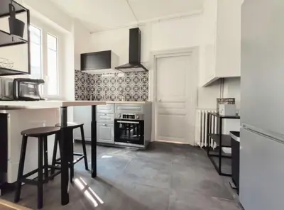 Cuisine ou kitchenette dans l'établissement Logement de charme proche centre-ville - TV - WiFi