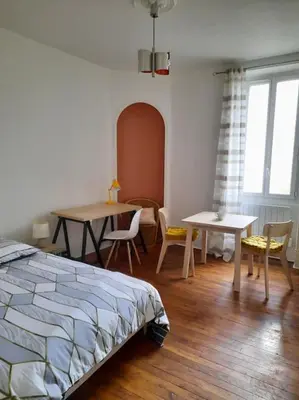 Un ou plusieurs lits dans un hébergement de l'établissement Superbe appartement sur cour arborée