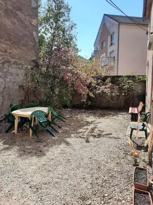 Jardin de l'établissement Superbe appartement sur cour arborée