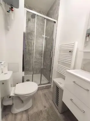 Salle de bains dans l'établissement Superbe appartement sur cour arborée