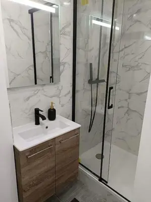 Salle de bains dans l'établissement La chouette dans l'arbre - T2 sur cour au calme