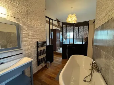 Salle de bains dans l'établissement La Demeure Des Corton