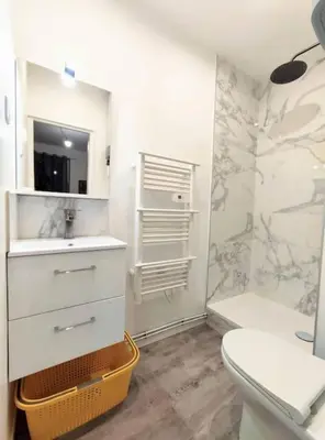 Salle de bains dans l'établissement Agréable studio - Wi-Fi - cuisine complète