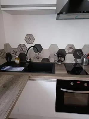 Cuisine ou kitchenette dans l'établissement Agréable studio - Wi-Fi - cuisine complète