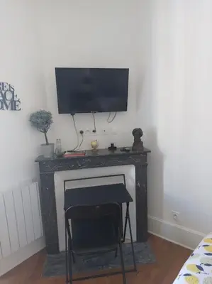 Télévision ou salle de divertissement dans l'établissement Agréable studio - WiFi