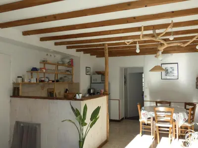 Cuisine ou kitchenette dans l'établissement ESTUVI, une pause nature dans le Jura