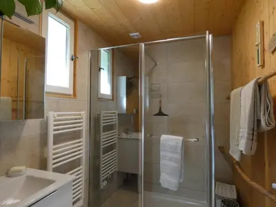 Salle de bains dans l'établissement ESTUVI, une pause nature dans le Jura