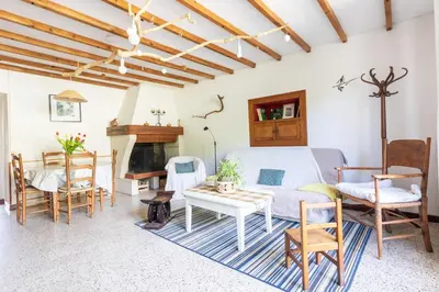 Coin salon dans l'établissement ESTUVI, une pause nature dans le Jura