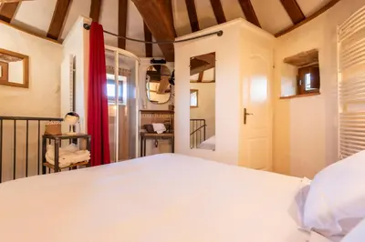 Un ou plusieurs lits dans un hébergement de l'établissement La Petite Tour du Château de Salornay