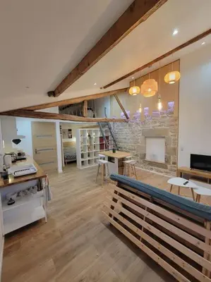 Télévision ou salle de divertissement dans l'établissement Le gîte du Verger - Appartement à Arc et Senans