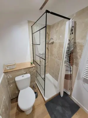 Salle de bains dans l'établissement Le gîte du Verger - Appartement à Arc et Senans
