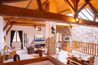 Télévision ou salle de divertissement dans l'établissement Gîte Du Pré Pommier - Clim - Piscine - Sauna
