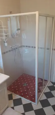 Salle de bains dans l'établissement Résidence les Rossignols