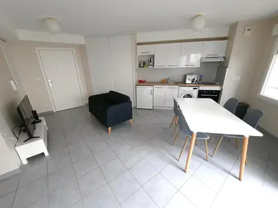 Cuisine ou kitchenette dans l'établissement Le 18 - Apt 2 Personnes, avec terrasse