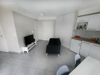 Cuisine ou kitchenette dans l'établissement Le 18 - Apt 2 Personnes, avec terrasse