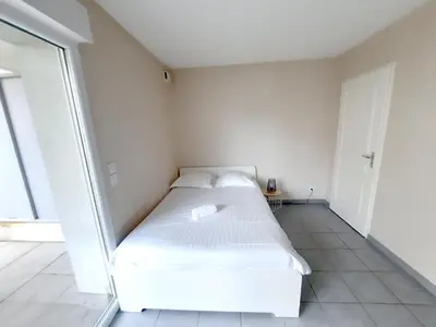 Un ou plusieurs lits dans un hébergement de l'établissement Le 18 - Apt 2 Personnes, avec terrasse
