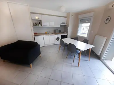 Cuisine ou kitchenette dans l'établissement Le 18 - Apt 2 Personnes, avec terrasse