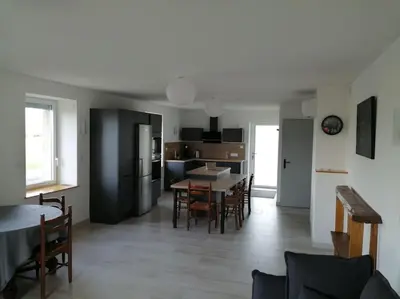 Cuisine ou kitchenette dans l'établissement Meublé Climatisé 75 M2
