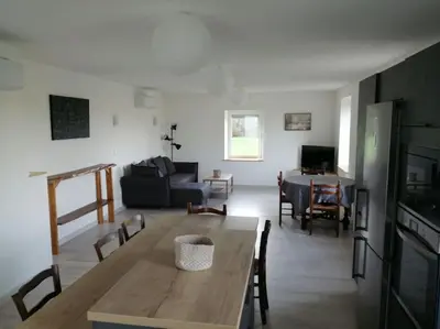 Télévision ou salle de divertissement dans l'établissement Meublé Climatisé 75 M2