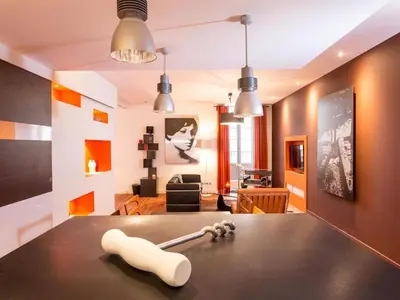 Télévision ou salle de divertissement dans l'établissement Dijon La Belle Adresse