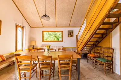 Coin salon dans l'établissement le Shed - gîtes de Banne 70
