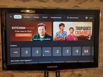 Télévision ou salle de divertissement dans l'établissement La Studette du Pèlerin - Un Air d'Autrefois - Secure & Free Park Vélo -