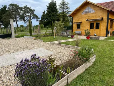 Jardin de l'établissement Chalet - Spa Jacuzzi le Rouge-Gorge