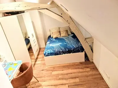 Un ou plusieurs lits dans un hébergement de l'établissement LOasis Dijonnaise 8 PEOPLE