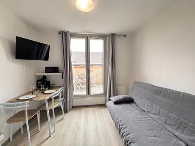 Télévision ou salle de divertissement dans l'établissement T2 23m2 Confort calme Centre ville Paray app 408
