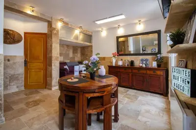 Cuisine ou kitchenette dans l'établissement Le Martre - Apt 4 Personnes, 2 ch, avec Balcon