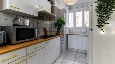 Cuisine ou kitchenette dans l'établissement JunglAppart T3 Familial Proche Gare & Centre I Garage Inclus par CN Loc
