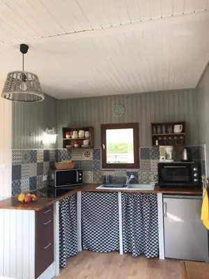 Cuisine ou kitchenette dans l'établissement Chalet Sérénité