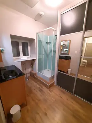 Salle de bains dans l'établissement Le Hoche - Apt 4 Personnes, 1 ch, Proche Gare